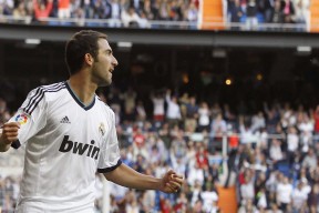 开云娱乐-巴黎球星遭凶狠铲球伤退，痛苦落泪，巴黎球迷