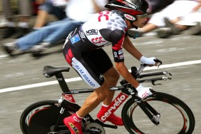 kaiyun体育综合-教练博弈：名帅之间战术对决影响比赛走向解析，教练布置战术